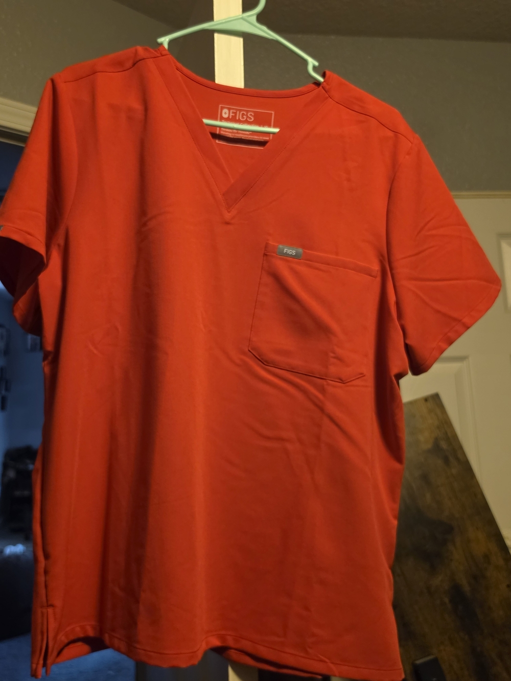 Figs Men’s V-Neck Scrub Top - Red